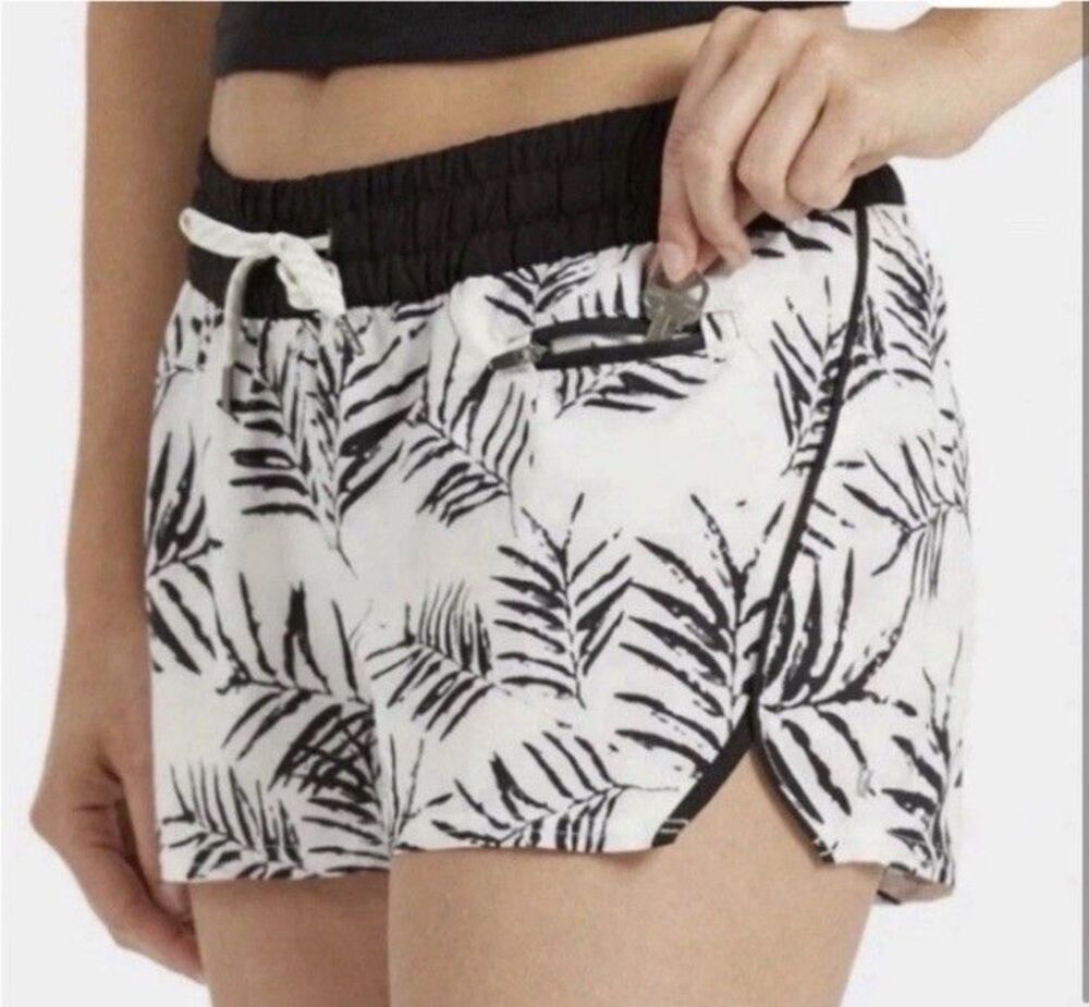 Vuori Clementine 2.0 Shorts 2.5” Womens Large Palm Leaf White Black